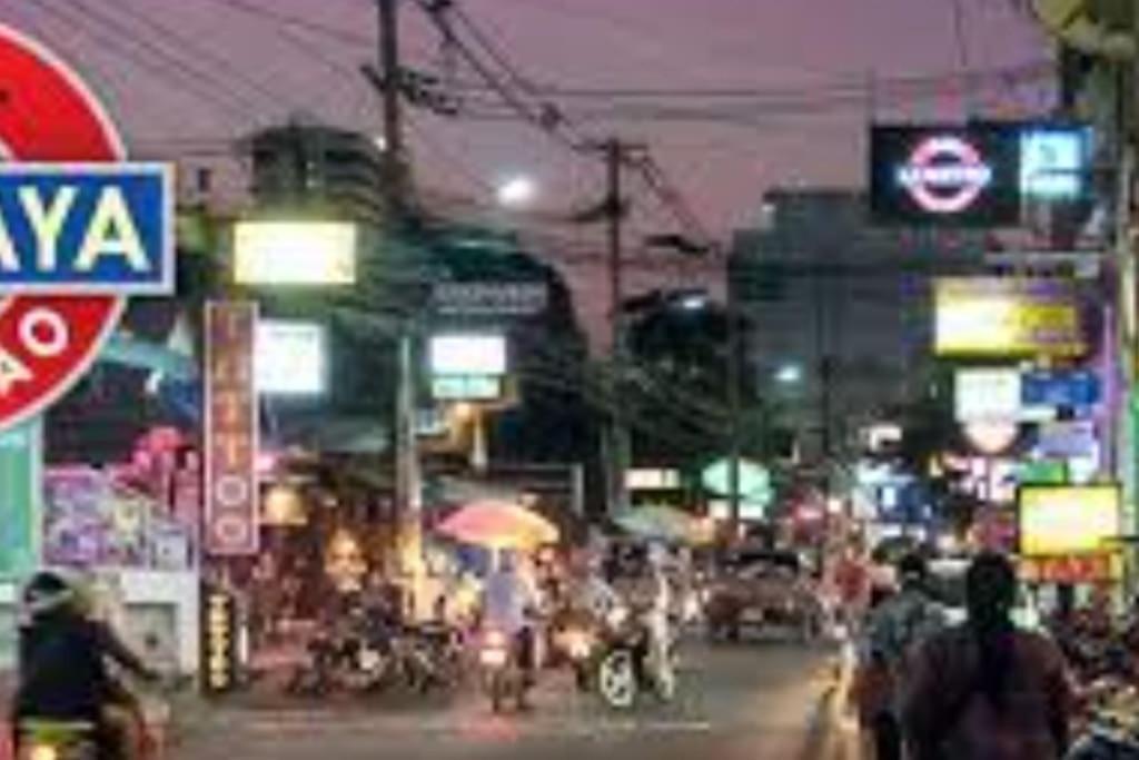 The Base Central Pattaya Quiet King-Bed With Infinity Pool & Free Netflix מראה חיצוני תמונה